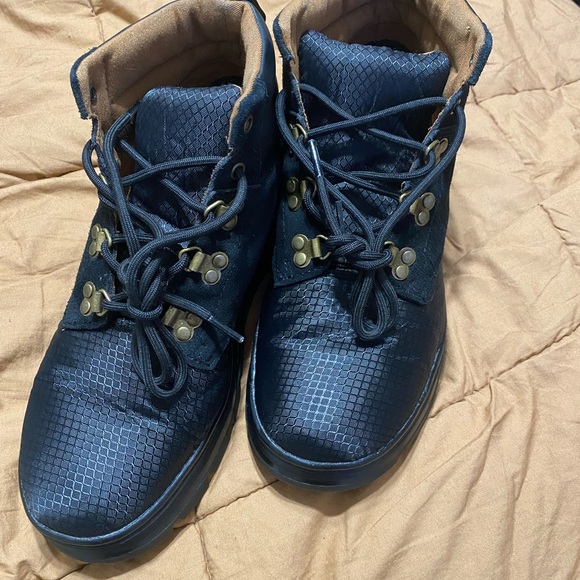 Dr. Martens hiking boots ladies 10. Mens 9. - Picture 3 of 5